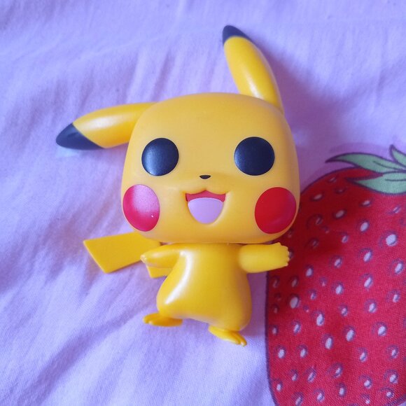 Pokemon Pikachu Funko Pop - Picture 1 of 2